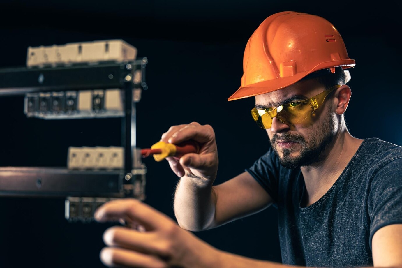 Eltekniker job: din vej til en sikker fremtid i elektrikerbranchen