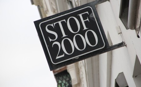 Ny ejer sletter kæmpegæld i Stof 2000 : om retail og detailhandel - Udvikling og tendenser om butik og detail